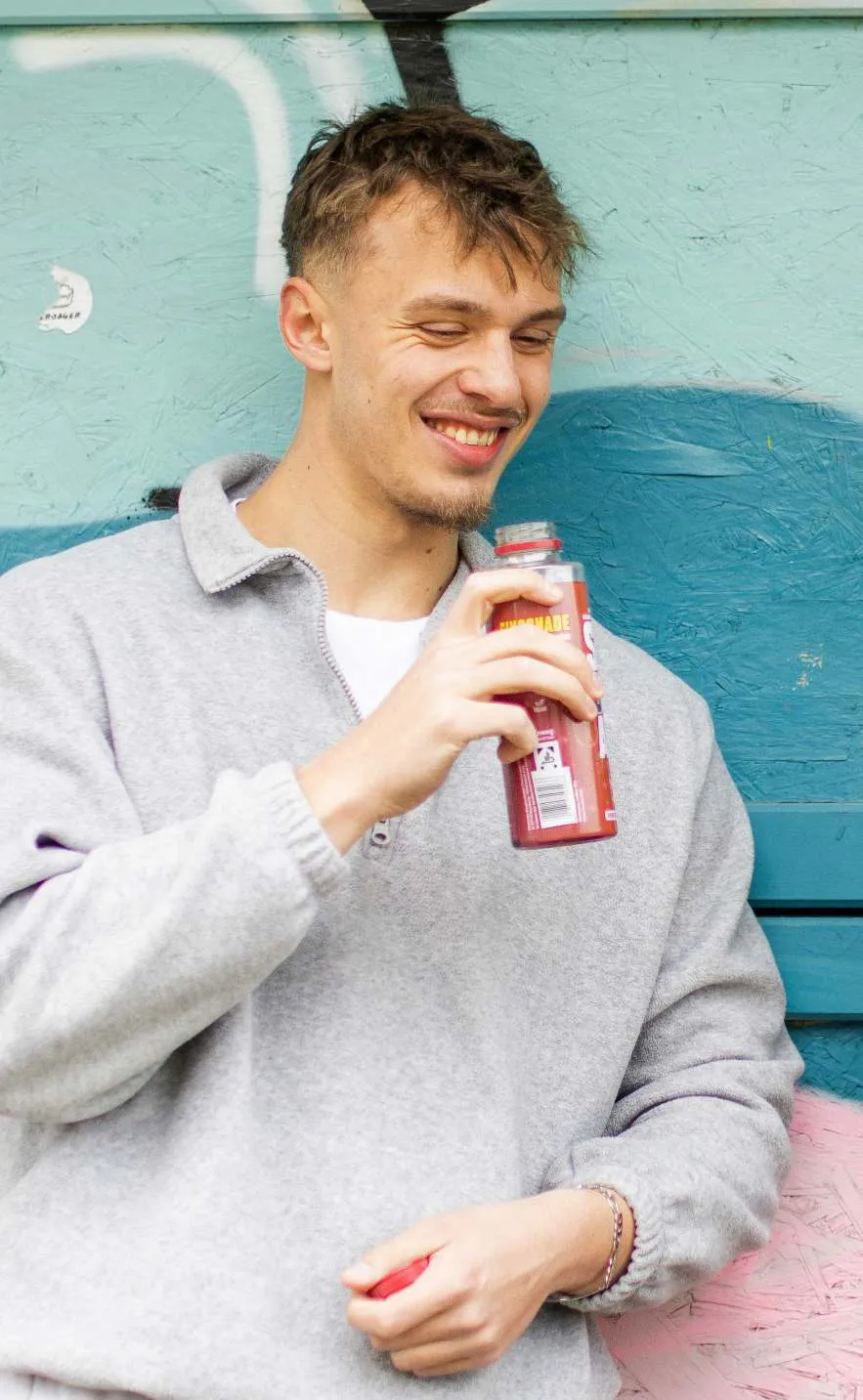 Gast genießt eine Sinconade von LH Sportdrinks & More